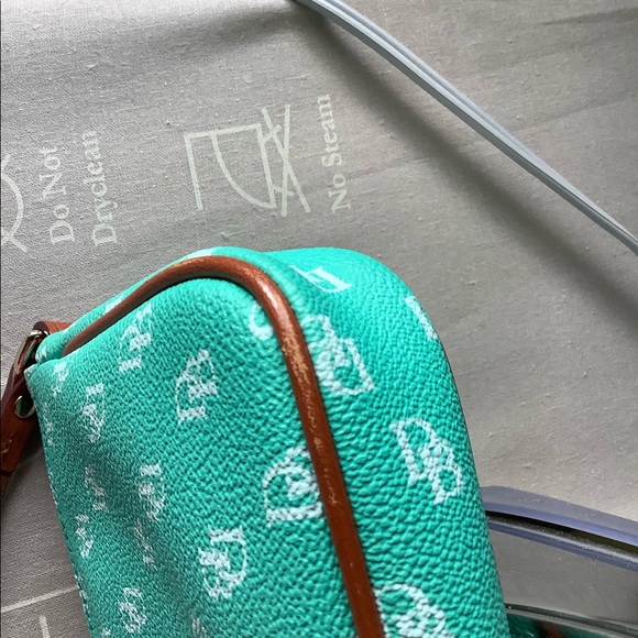 Dooney and Bourke cross body bag. - Picture 5 of 9